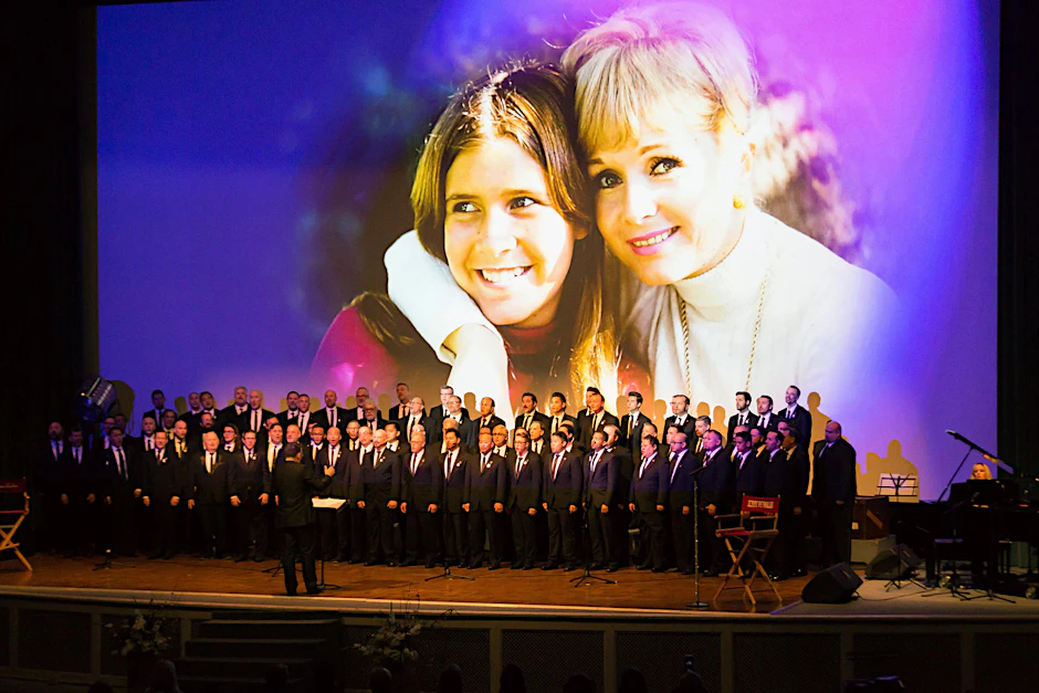 Fotos von Carrie Fisher und ihrer Mutter Debbie Reynolds wurden zur Erinnerung eingeblendet.