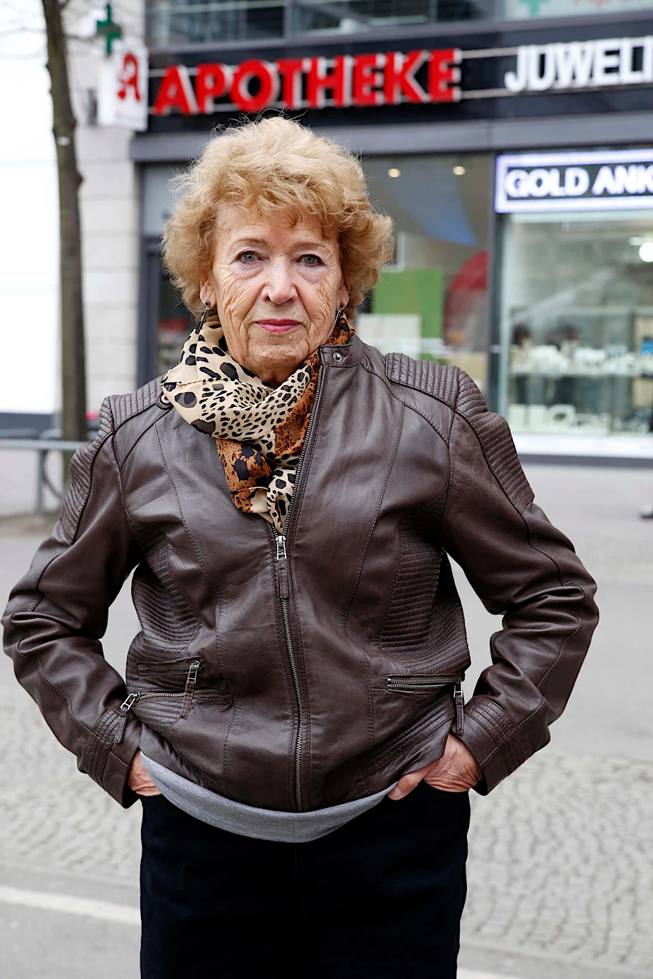 „Mein Mann legt mir die Pillen jeden Abend zurecht!“ Traude Nöbel (87) aus Mitte nimmt jeden Tag 4,5 Tabletten: „Mein Mann muss mir meine Pillen jeden Abend zurecht legen.“ Sie findet, es sind zu viele. „Aber weil ich keine Osteoporose bekommen will, kaufe ich mir noch Kalktabletten“, sagt sie.