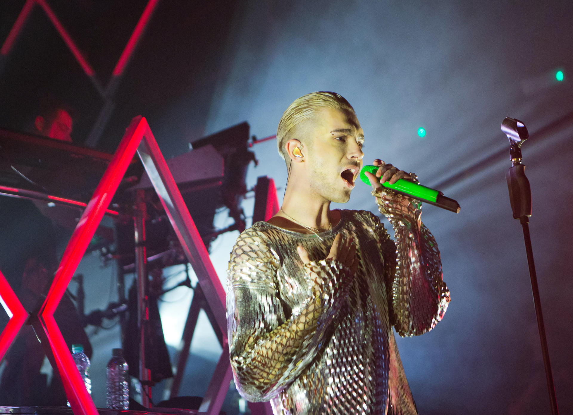 Tokio-Hotel-Sänger Bill Kaulitz im neuen Outfit singt nun Elektro-Pop statt Kommerz-Songs.