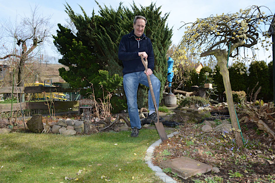 Wolfgang Schwaß (78) legt in Wedding mit der Gartenarbeit los.