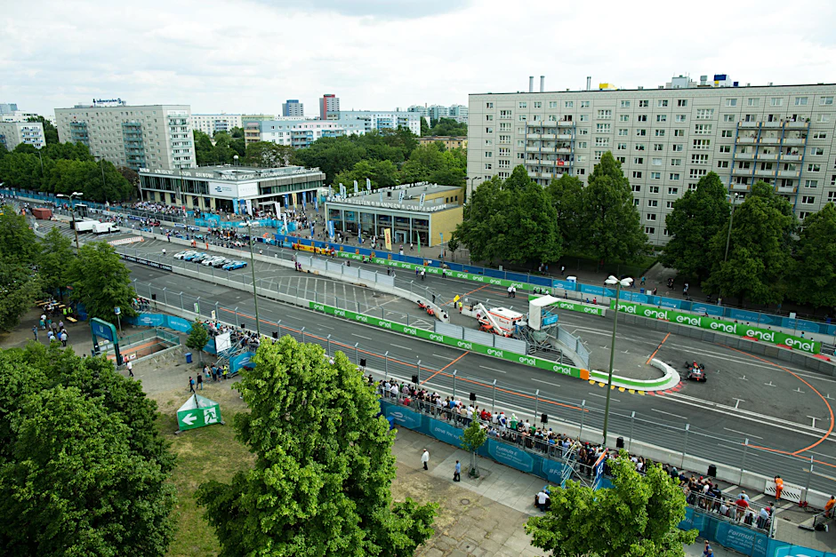 Blick auf die Rennstrecke des FIA Formula E Rennens am 21.05.2016 in Berlin an der Karl-Marx-Allee in Berlin.