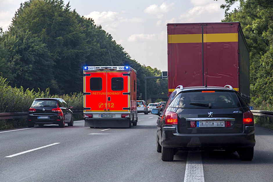 Bei einem Unfall auf der Autobahn zählt jede Minute - darum ist die Bildung einer Rettungsgasse Pflicht.