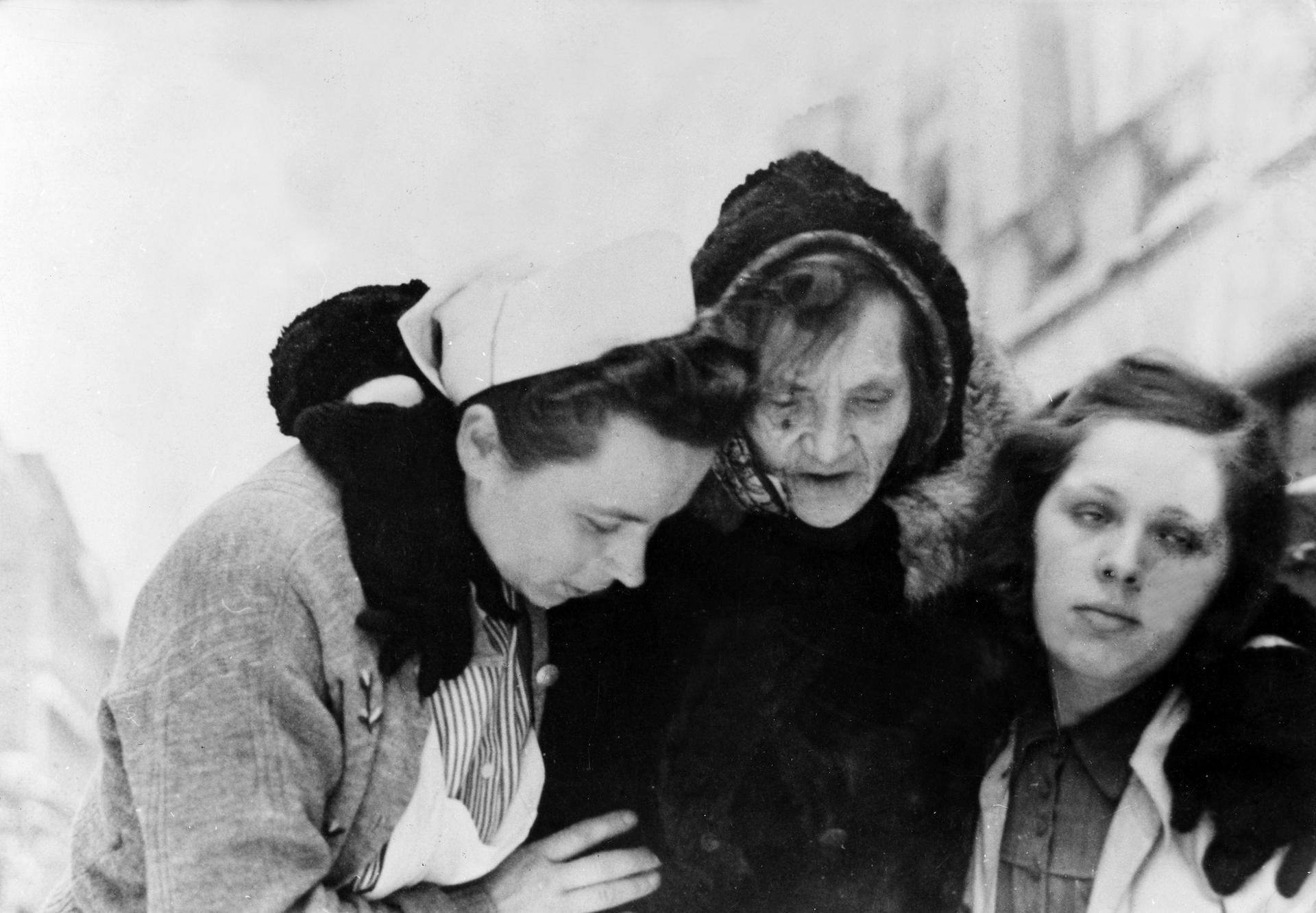 Hilfe in der Not. Eine Krankenschwester und eine Begleiterin stützen eine alte Frau. Die Gesundheitsbehörde in Berlon registriert im Februar 1947 täglich 1000 Fälle von Lungenentzündung; 60000 Menschen sind in ambulanter Behandlung.
