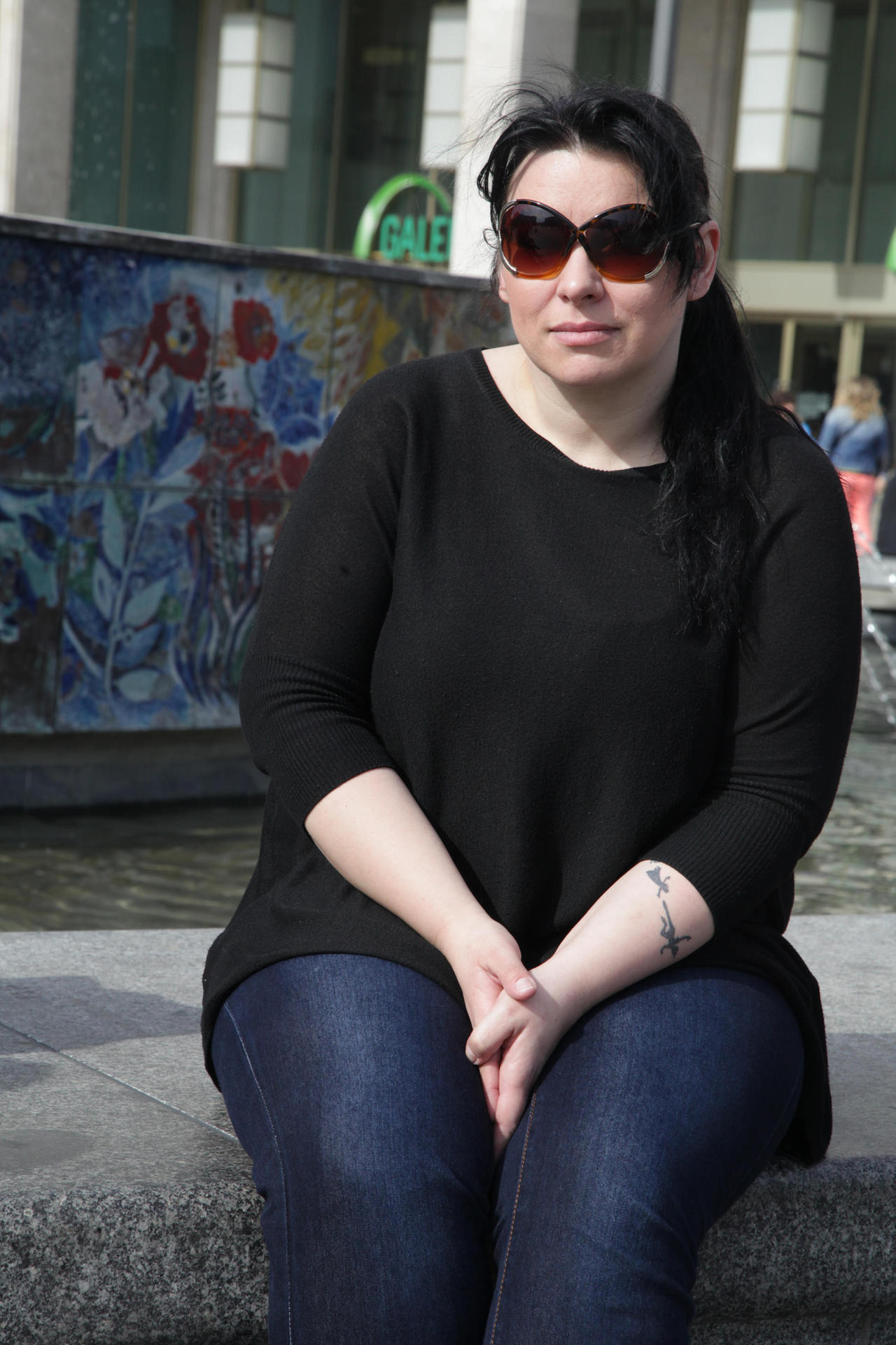 „Ich erkläre meinen Kindern das Internet“ Die Verkäuferin Janine Krause (30) aus Wilmersdorf klärt ihre Kinder über die Folgen von illegalen Uploads im Internet auf. „Trotzdem würde ich sie nicht verpfeifen. Das wäre Schwachsinn.“ Sie habe ihre Kinder über die Strafen belehrt, sagt sie. Bei ihr gäbe es dann striktes Handyverbot.