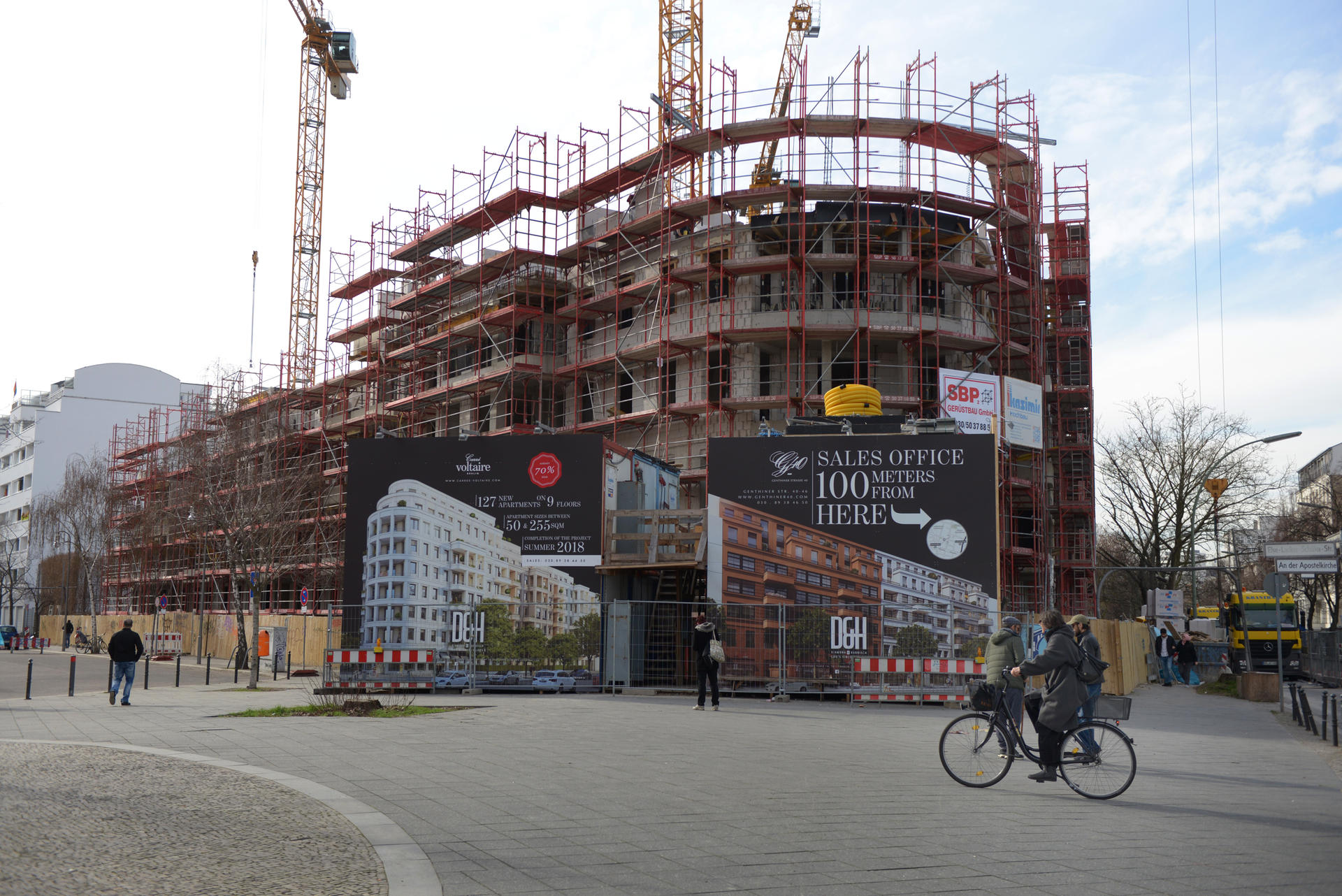Noch immer eingerüstet, aber der Rohbau des Carré Voltaire steht.