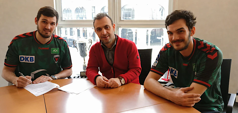 Boss Bob Hanning (M.) präsentiert den Neuzugang, über den sich Fuchs Petar Nenadic (r.) besonders freut: seinen Bruder Drasko Nenadic.