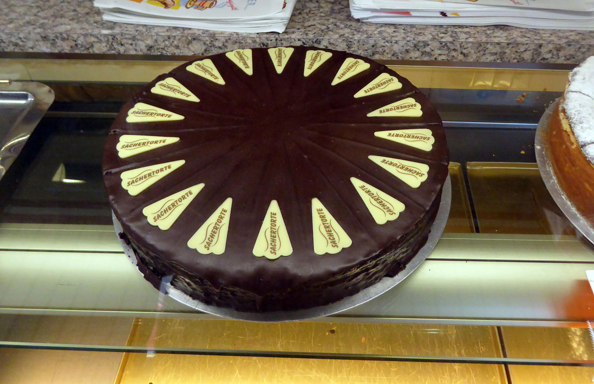 Diese Sachertorte hatte Marianne G. beim Bäcker für ihr Geburtstagsfest bestellt.