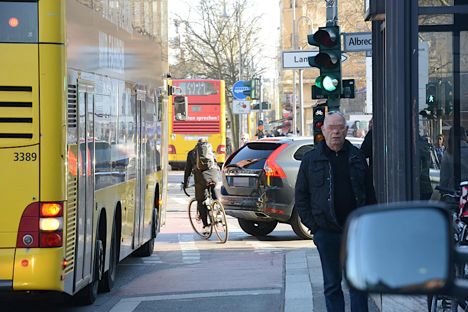 In die Zange genommen: Radfahrer müssen in Berlin höllisch aufpassen. 17 starben im Jahr 2016.