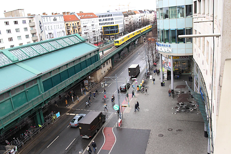 Das Experimentierfeld: Zwischen dem U-Bahnhof und dem Einkaufszentrum soll kein Auto mehr fahren.