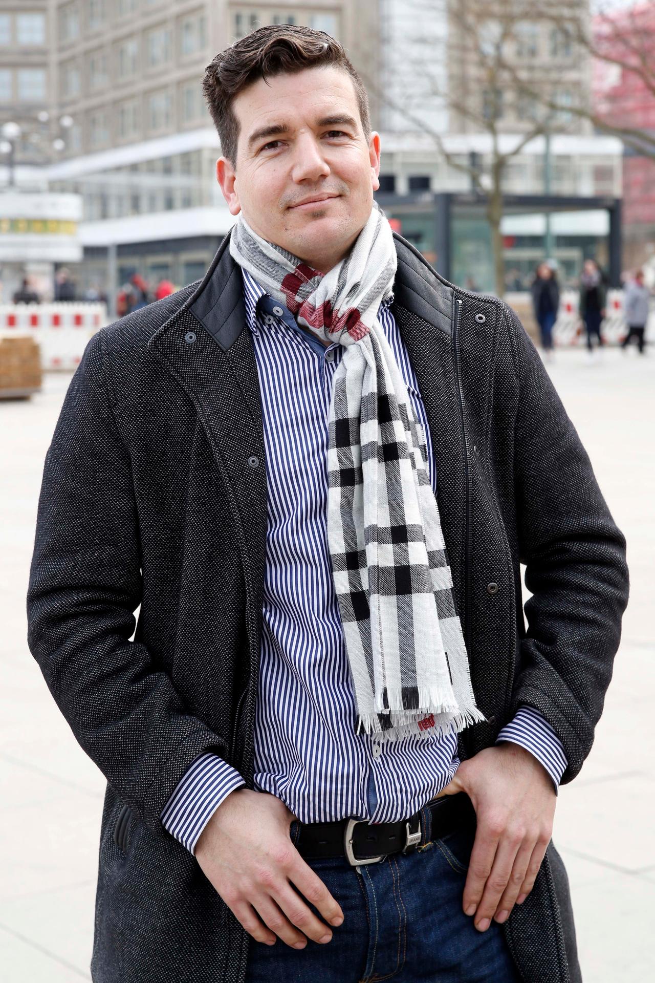 „Ich finde Flirt-Apps super“, so Patrick Muschenich (36) aus Mitte. Er benutzt ebenso gern das Filmchen-Portal „Youtube“, um in Videos nach Frauen zu suchen, die die gleichen Interessen haben. Am Alex chattet er oft. „Hier gibt es viele hübsche Frauen auf einem Platz, die Chance will ich nutzen“, so der Angestellte.