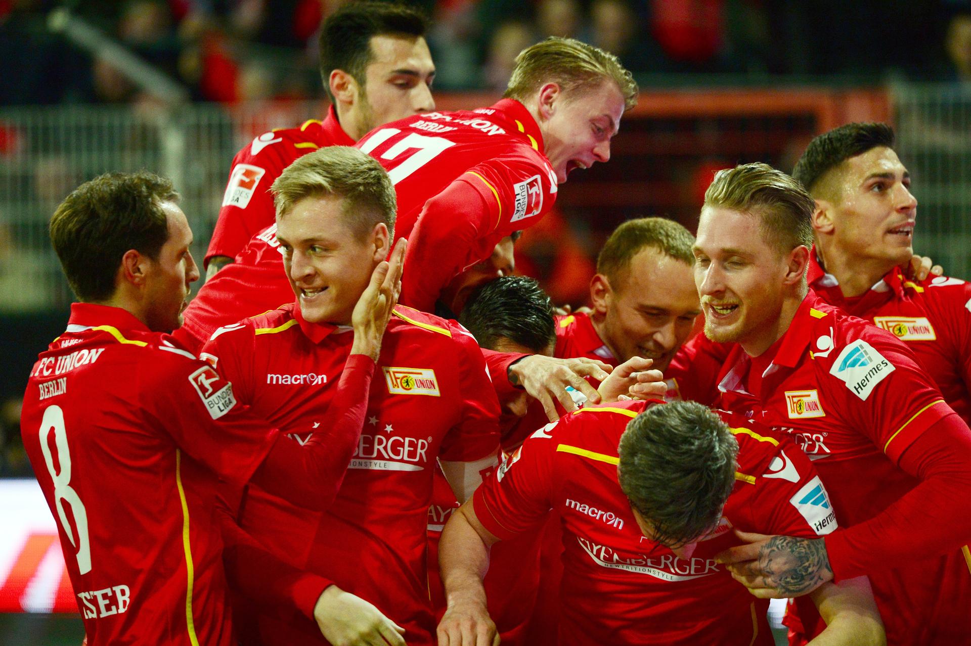 1:0 - beim Jubel geht's drunter und drüber.