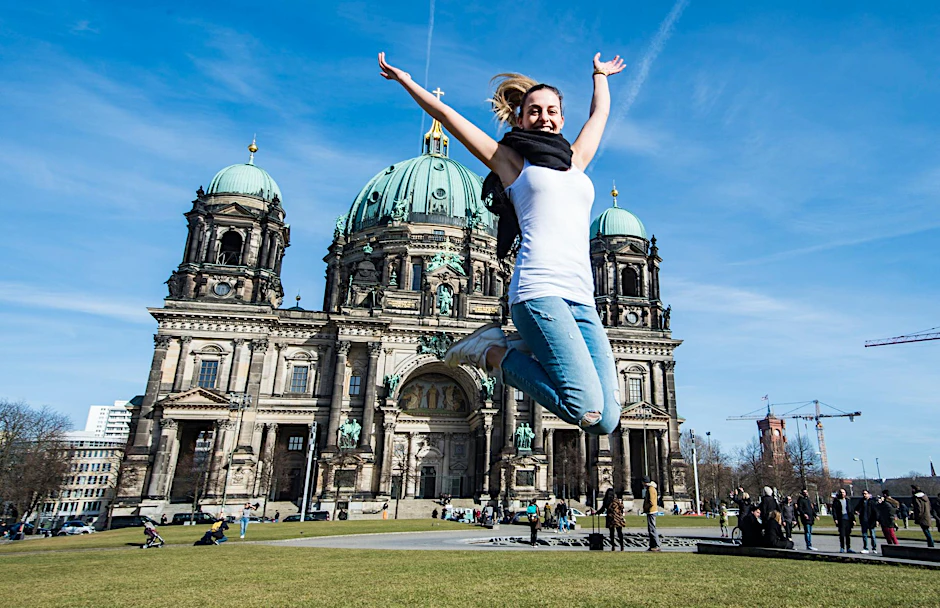 Nina macht vor Freude Luftsprünge vorm Dom. Sie ist frisch verliebt.