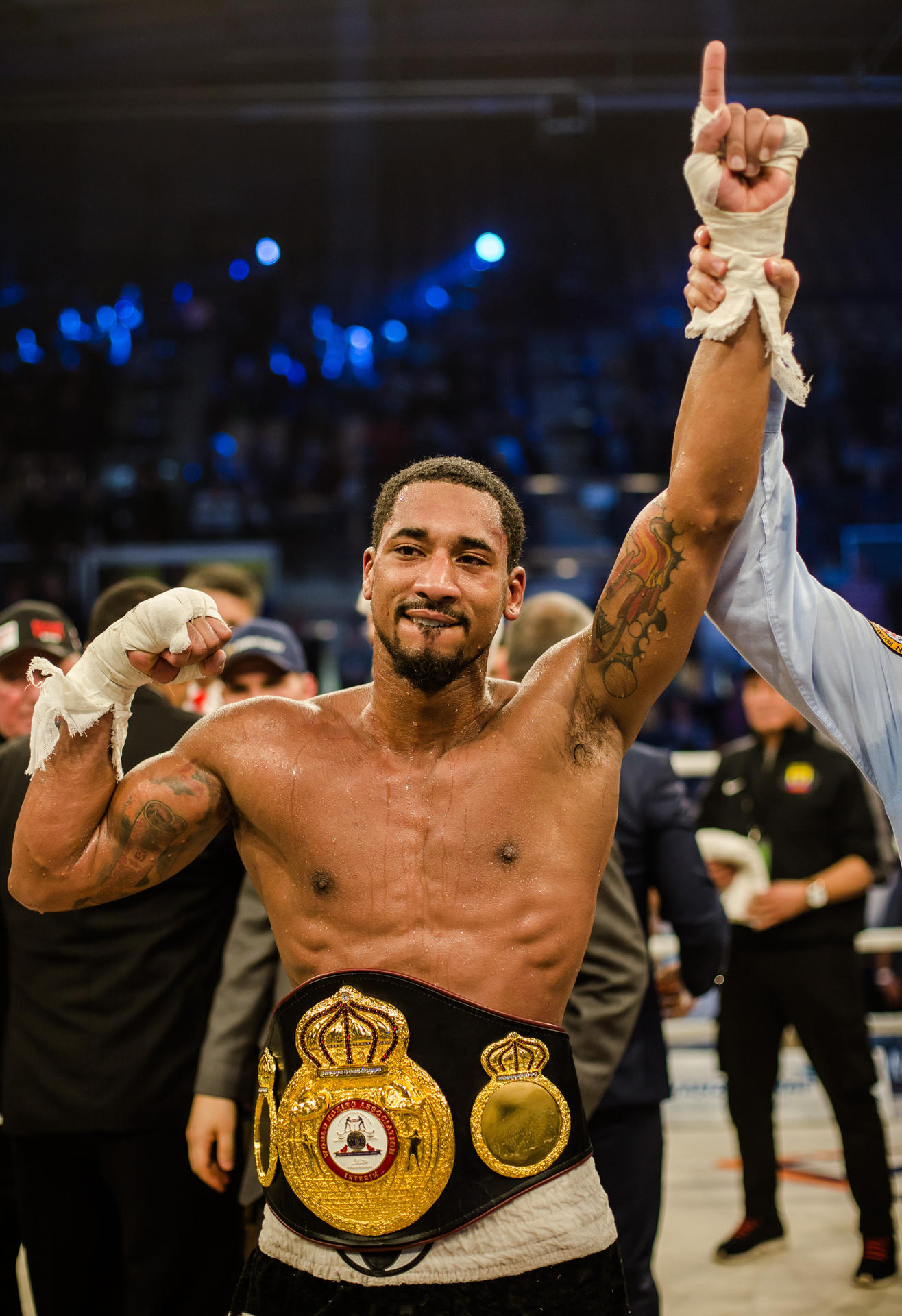 Demetrius  Andrade wird zum Sieger erklärt.