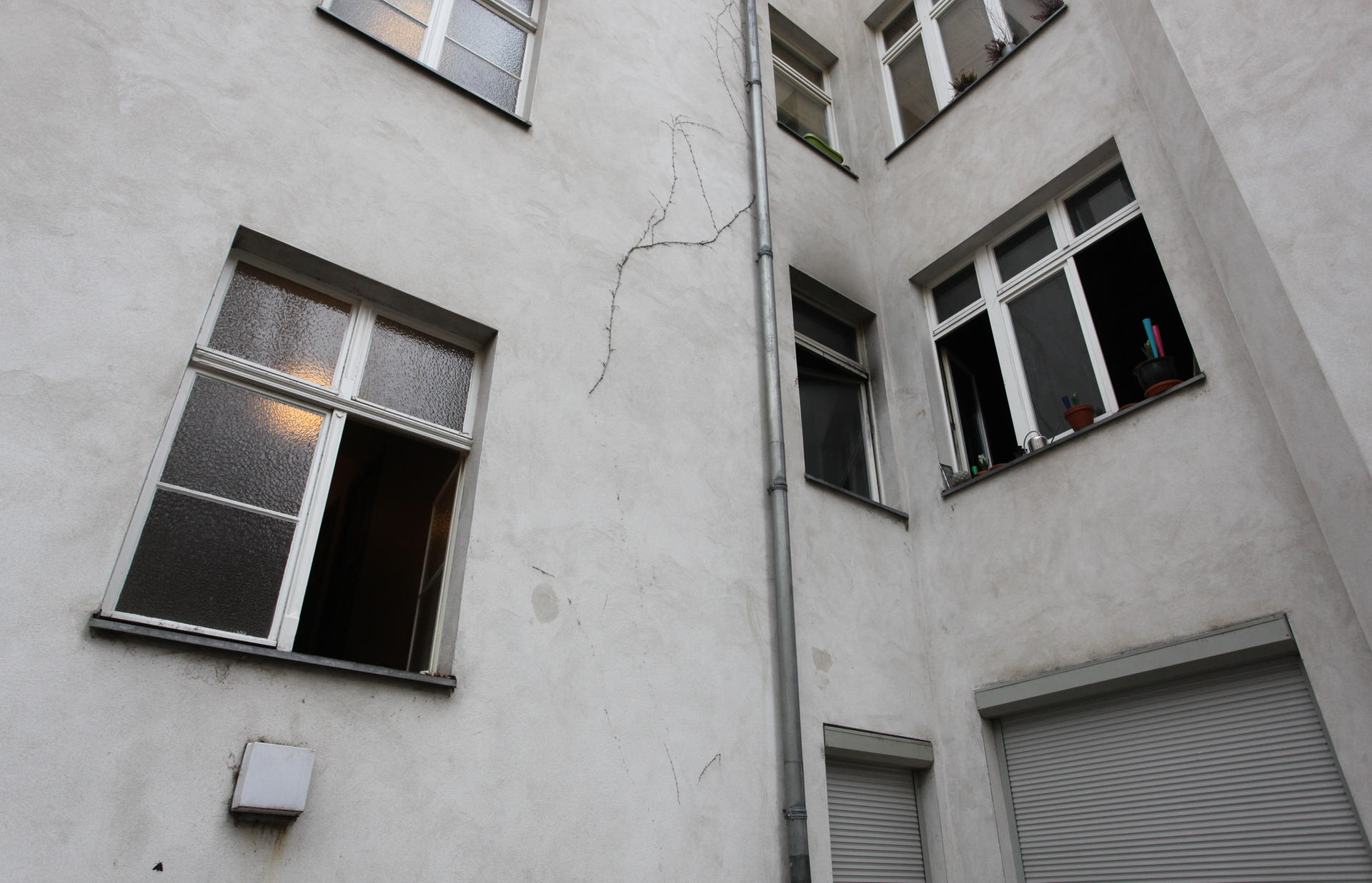 Ihr Mörder soll aus dem Fenster gekrabbelt und geflohen sein.