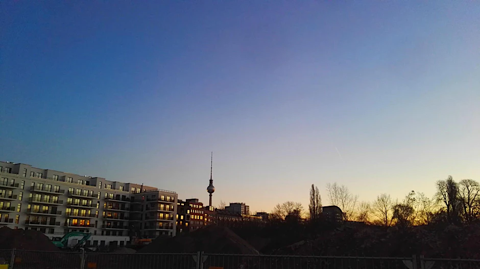 Blauer Himmel über Kreuzberg und Mitte am Montagmorgen