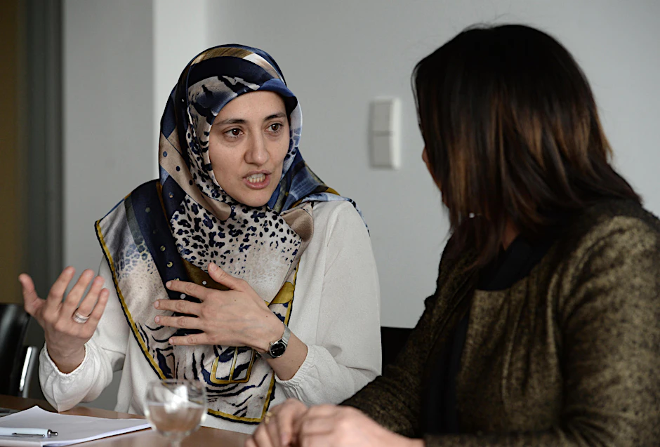 Was passiert, wenn sich Berlins Gleichstellungssenatorin Dilek Kolat und die Juristin Zeynep Cetin zu einem Gespräch über das Kopftuch im Klassenzimmer treffen? Es geht hoch her.