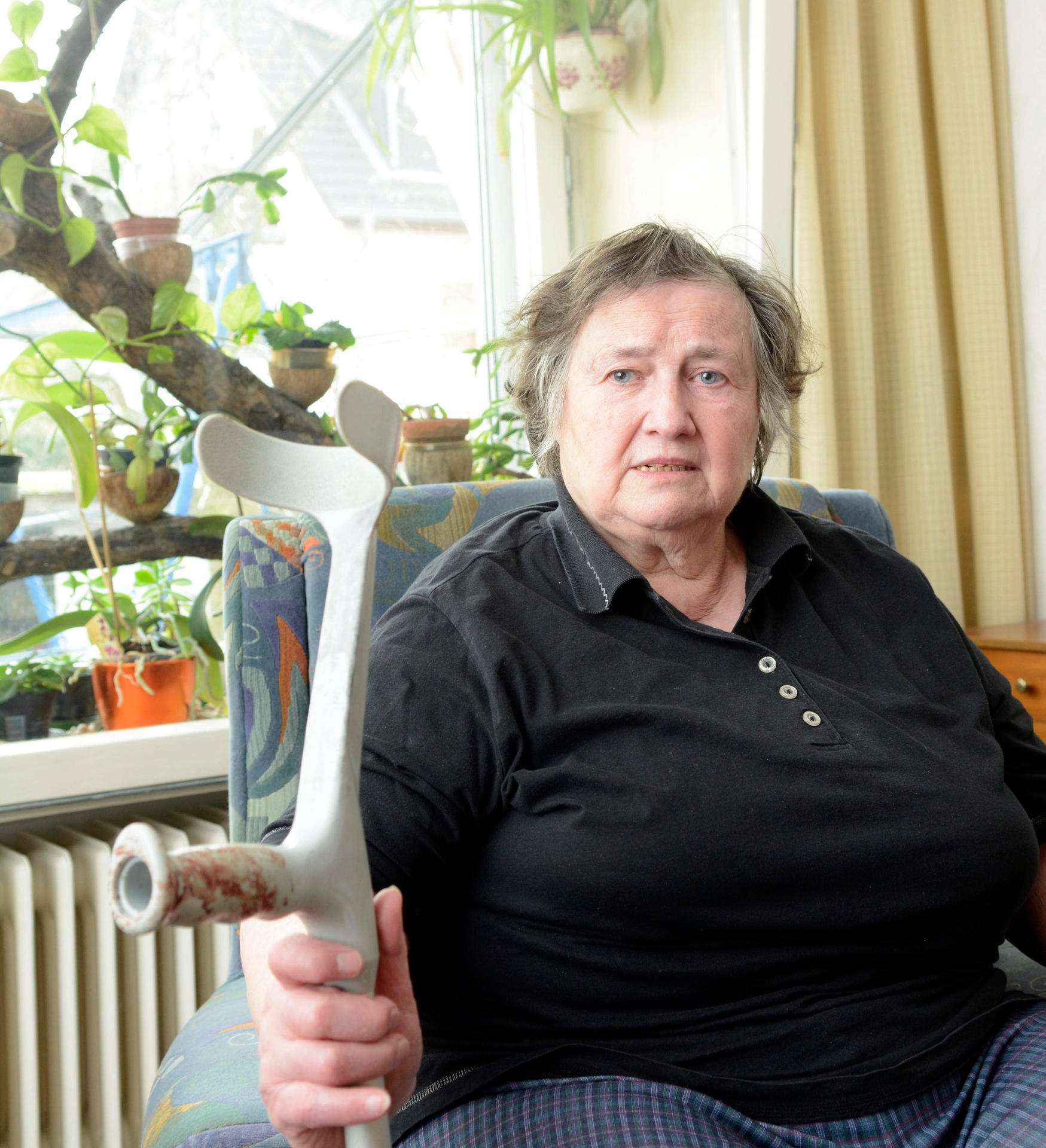 Seniorin mit Messer angegriffen Doris B. (77) wird Anfang des Jahres von einem Mann und einer Frau mit einem Messer und ihrer Gehhilfe attackiert