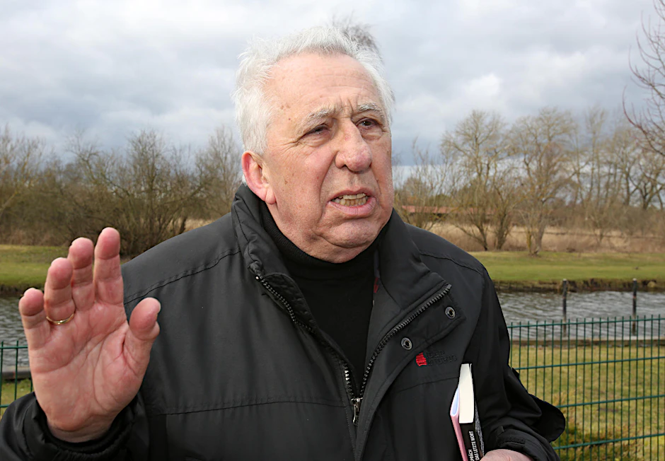 Egon Krenz bei einem Spaziergang durch seine Heimatstadt Ribnitz-Damgarten (Mecklenburg-Vorpommern)