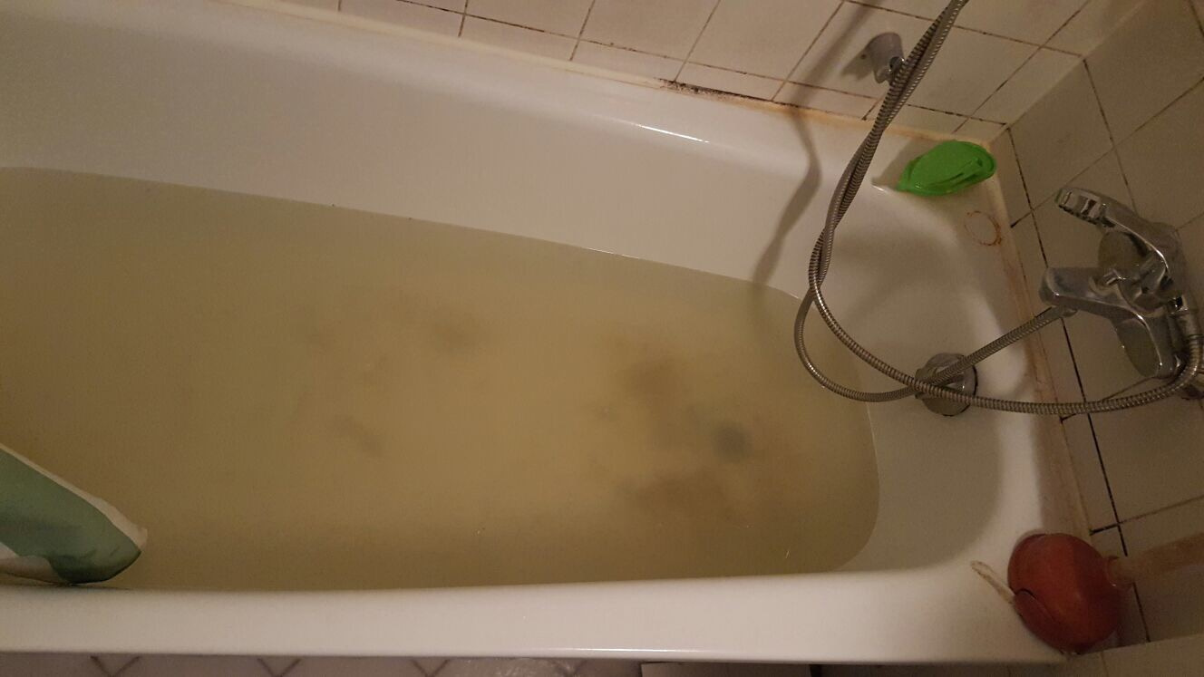 Im Badezimmer sammeln sich Schmutzwasser und Fäkalien in der Badewanne.