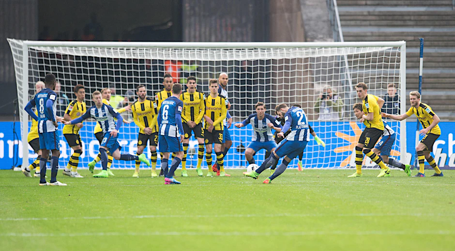 Der Ball fliegt genau in den rechten Torwinkel.  