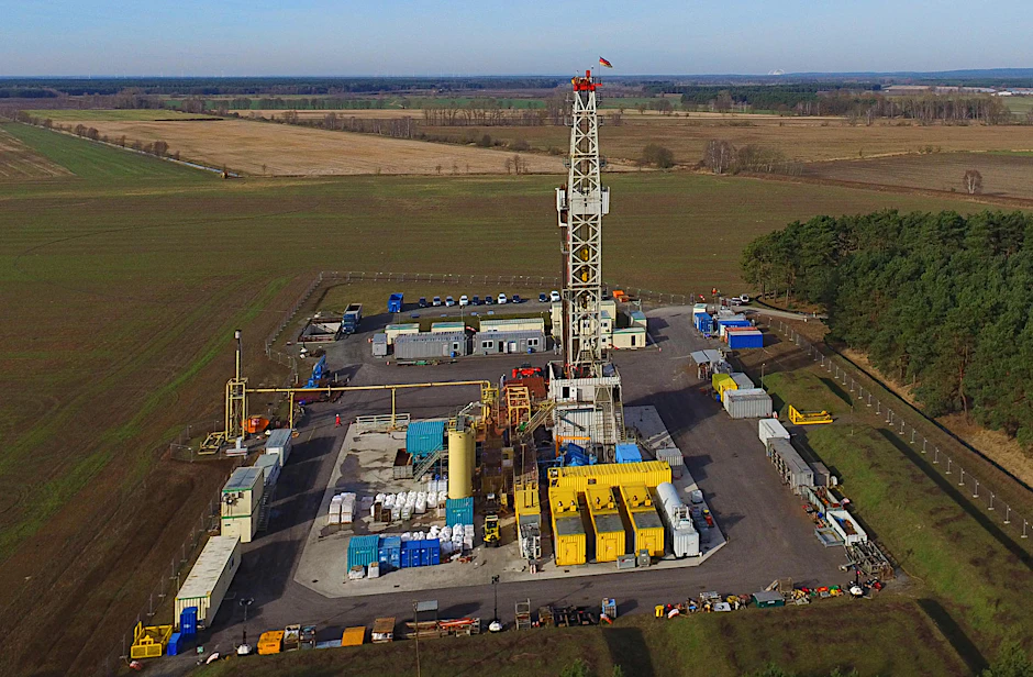 Luftaufnahme der Bohranlage der deutsch-kanadischen Central European Petroleum GmbH (CEP).