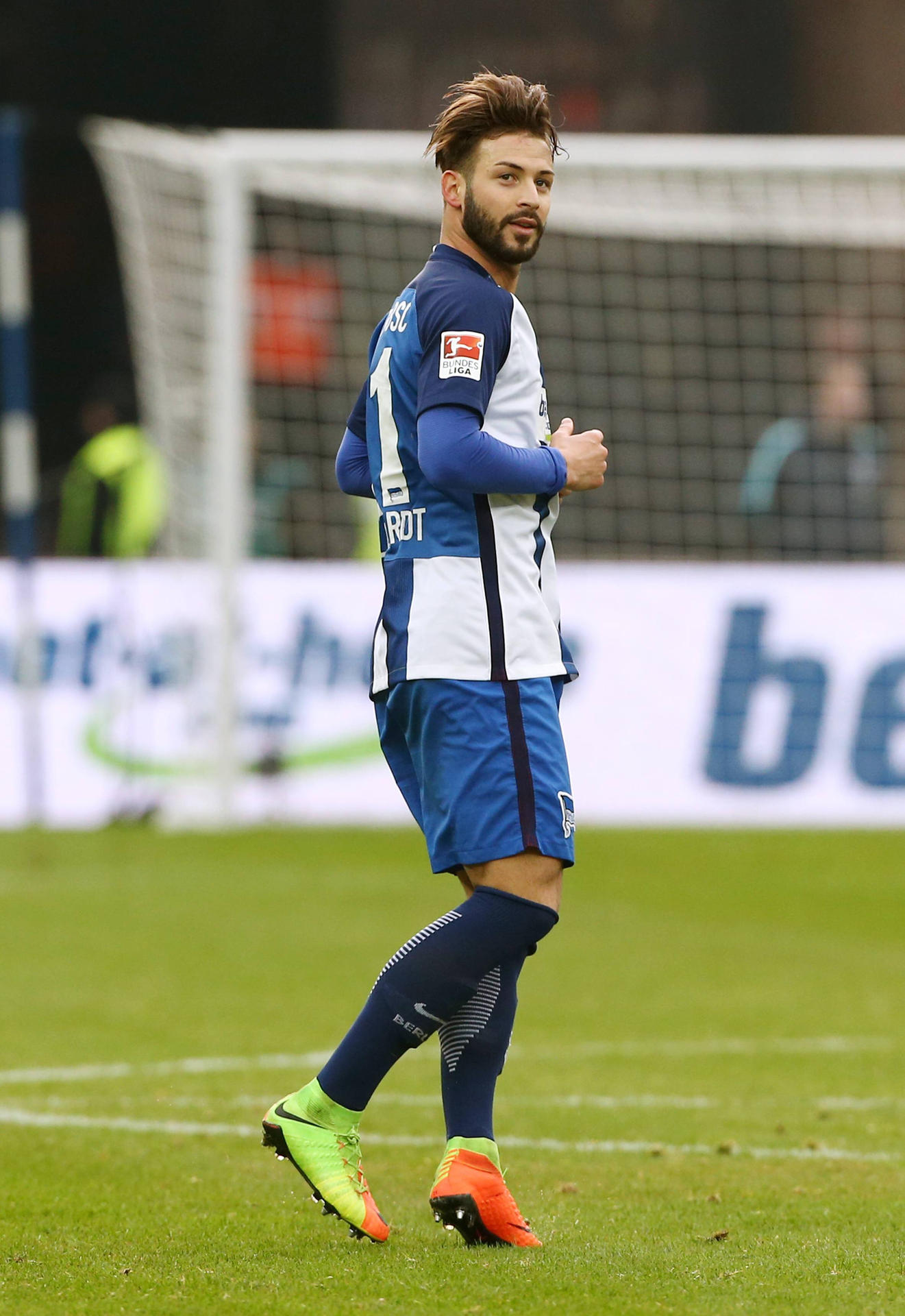 Gezielt, geschossen, getroffen! Plattenhardt ist happy über den goldenen Schuss zum 2:1 gegen Dortmund.