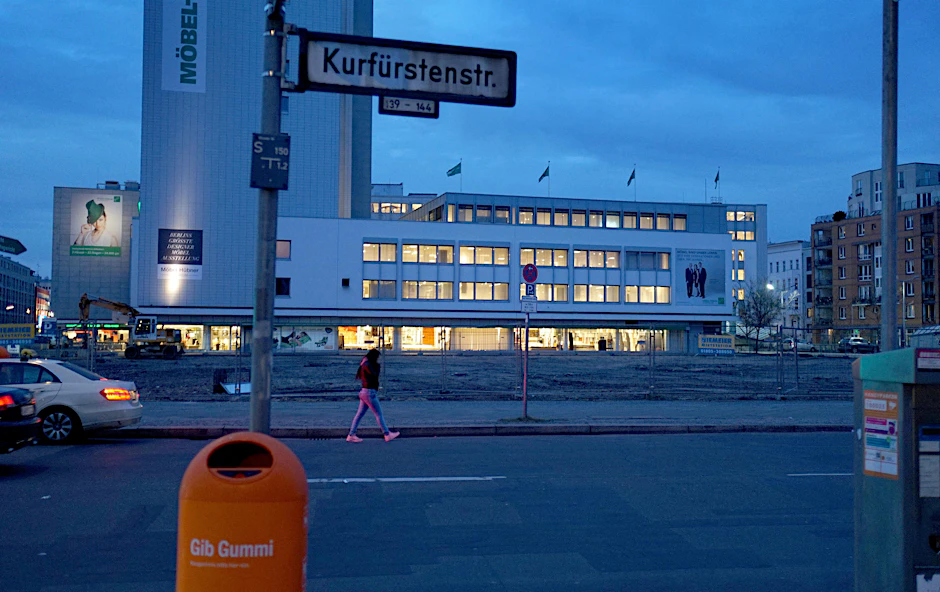 Am Strich der Kurfürstenstraße entstehen noble Luxushäuser. An dieser Stelle ist sogar noch Bauland.