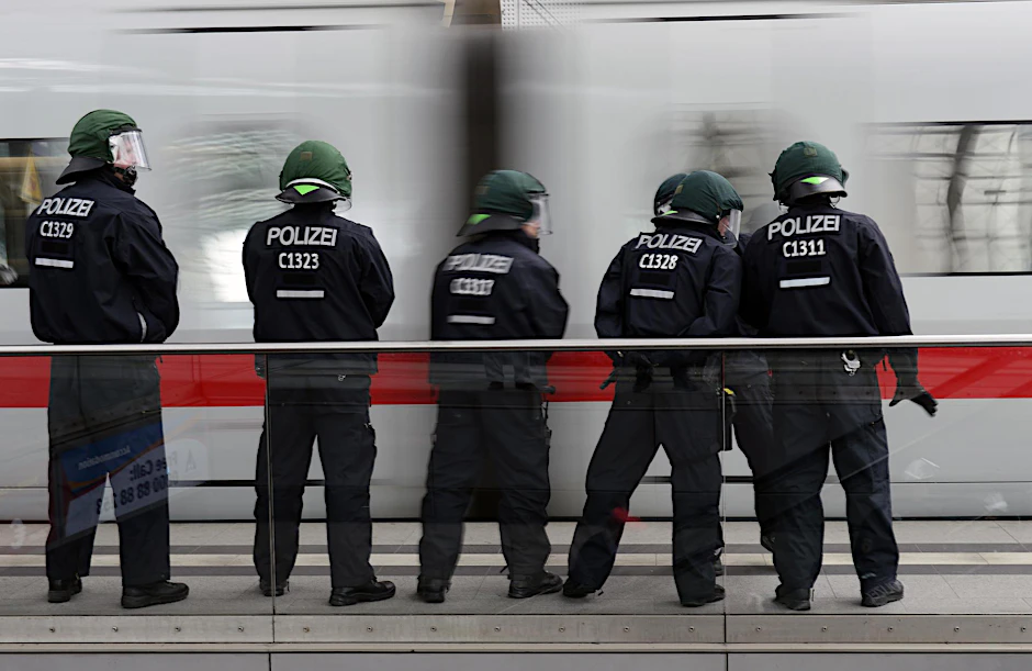 Die Einsatzhunderschaften der Berliner Polizei, die die Großeinsätze bewältigen müssen, leiden unter Personalnot, vielen Überstunden und baufälligen Gebäuden.