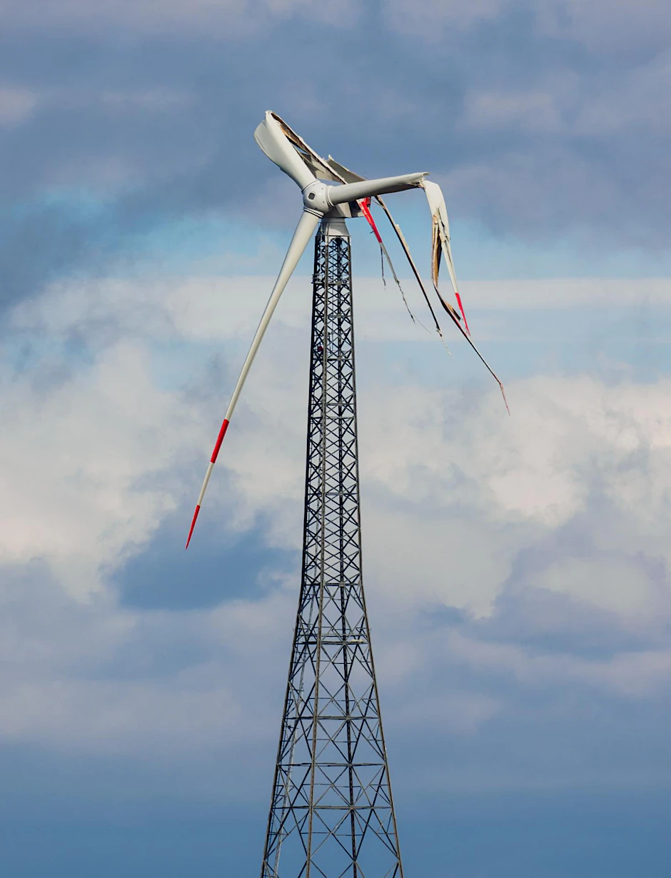 Verbogene Rotorblätter eines Windrades.