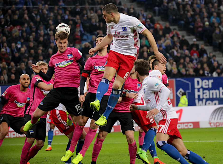Berlins Sebastian Langkamp versucht  vergeblich, Kyriakos Papadopoulos (HSV) am Kopfball zu hindern.