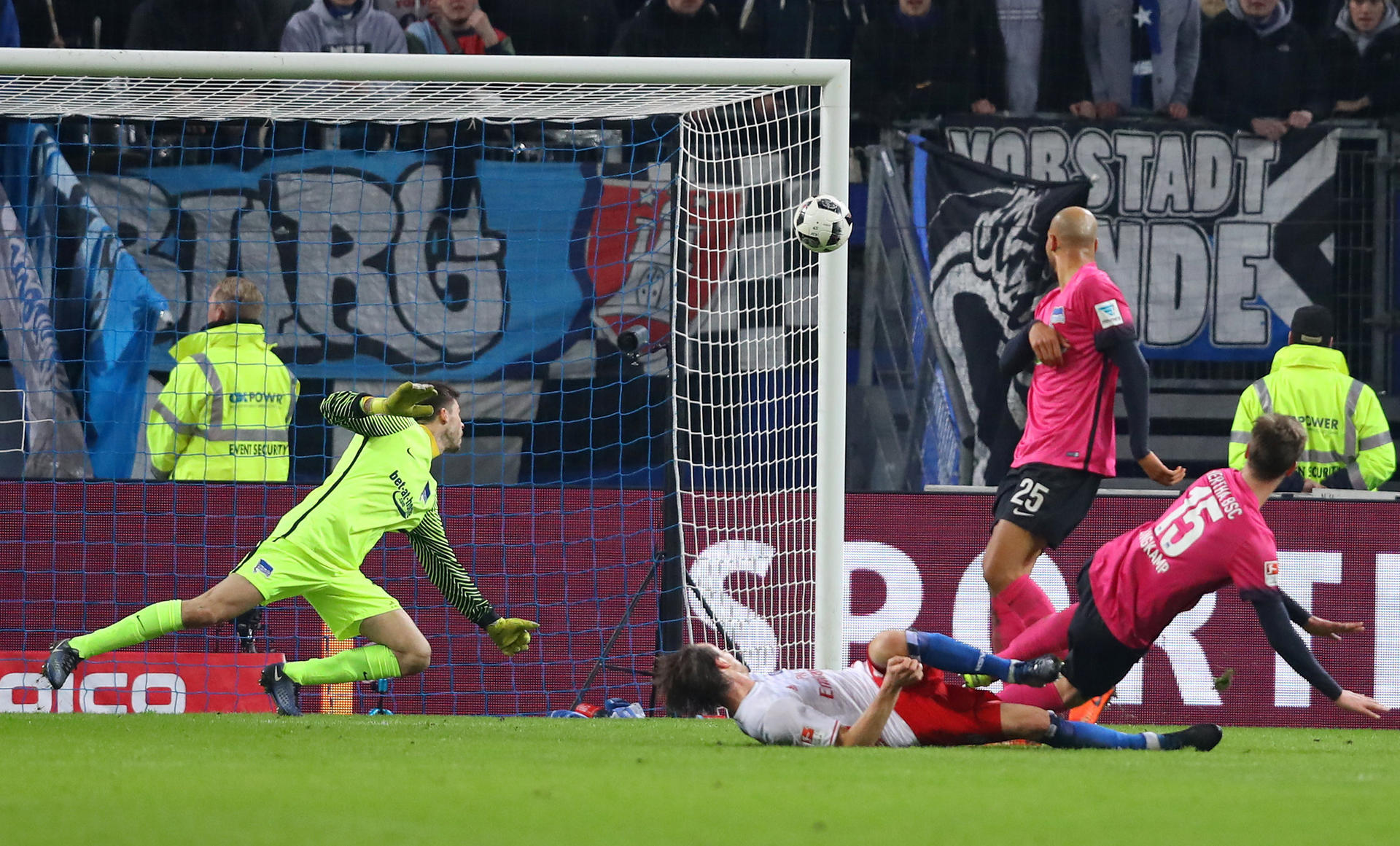 Das Ende aller Hertha-Hoffnungen: Ekdal versenkt den Ball zum 0:1. Torwart Jarstein hat keine Chance, Brooks und Langkamp (v.l.) kommen zu spät.