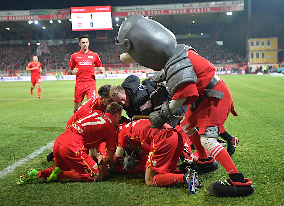 2017 jubeln die Spieler mit Ritter Keule auf dem Rasen.