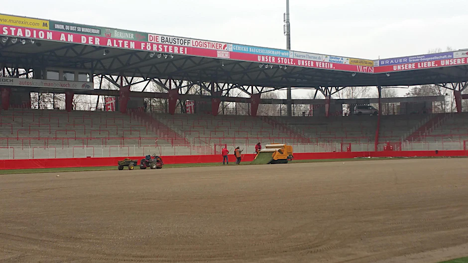 So sieht es aus, wenn insgesamt 400 Tonnen und 8000 Quadratmeter neuer Rasen im Stadion An der Alten Försterei verlegt werden.