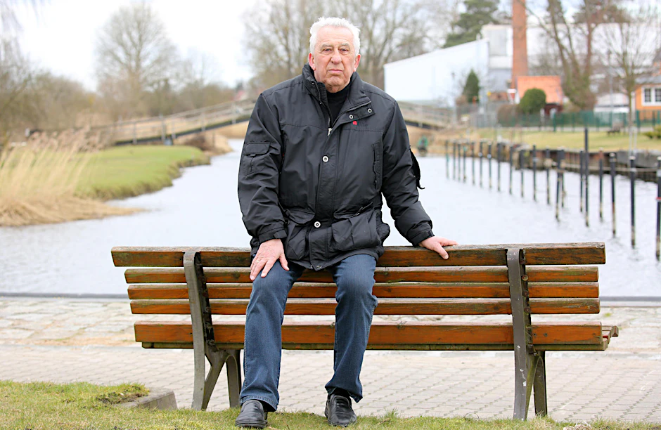 Egon Krenz sitzt am Boddenhafen von Ribnitz-Damgarten.