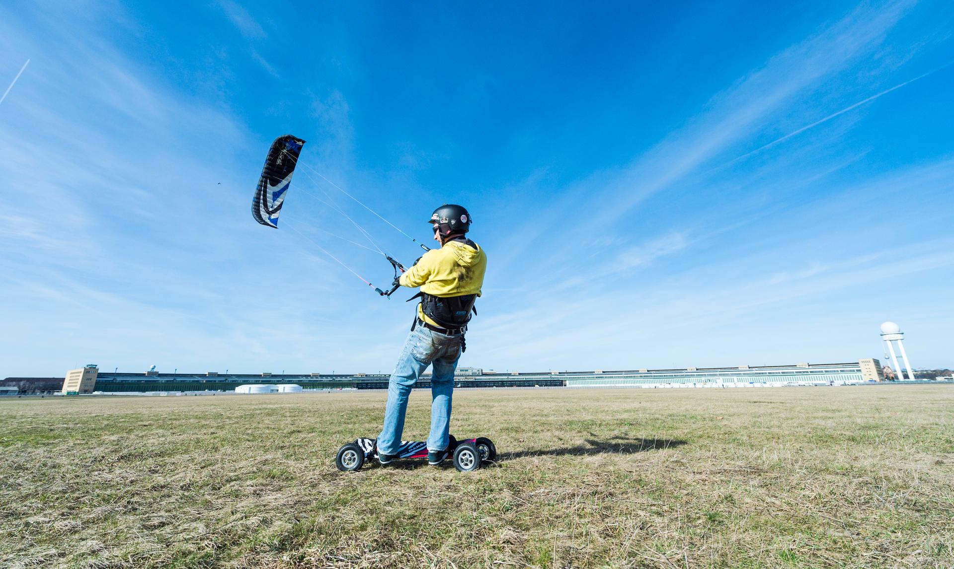 Ein Berliner mit Kite-Drachen am Freitag auf dem Tempelhofer Feld.