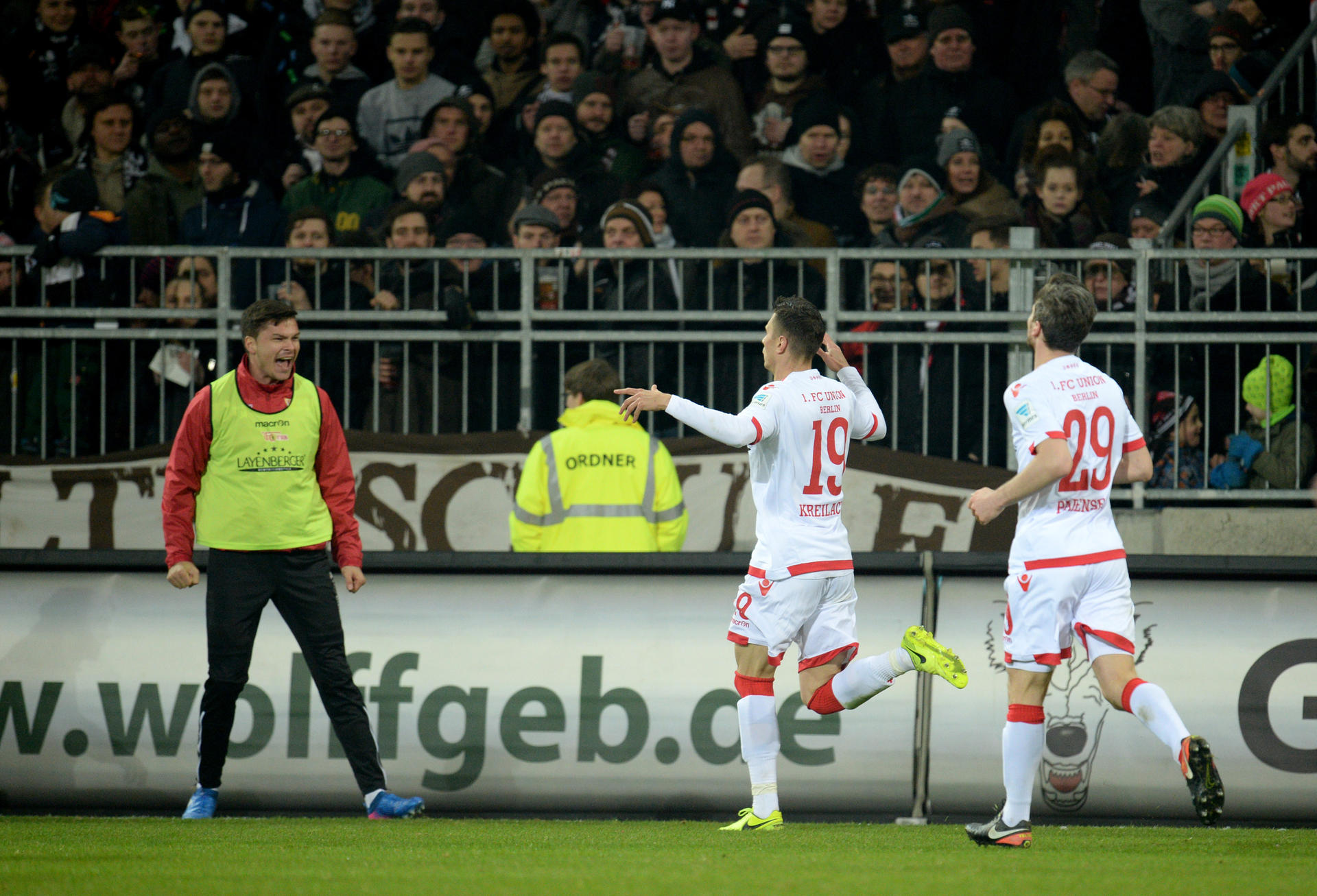 Damir Kreilach jubelt nach seinem Treffer.