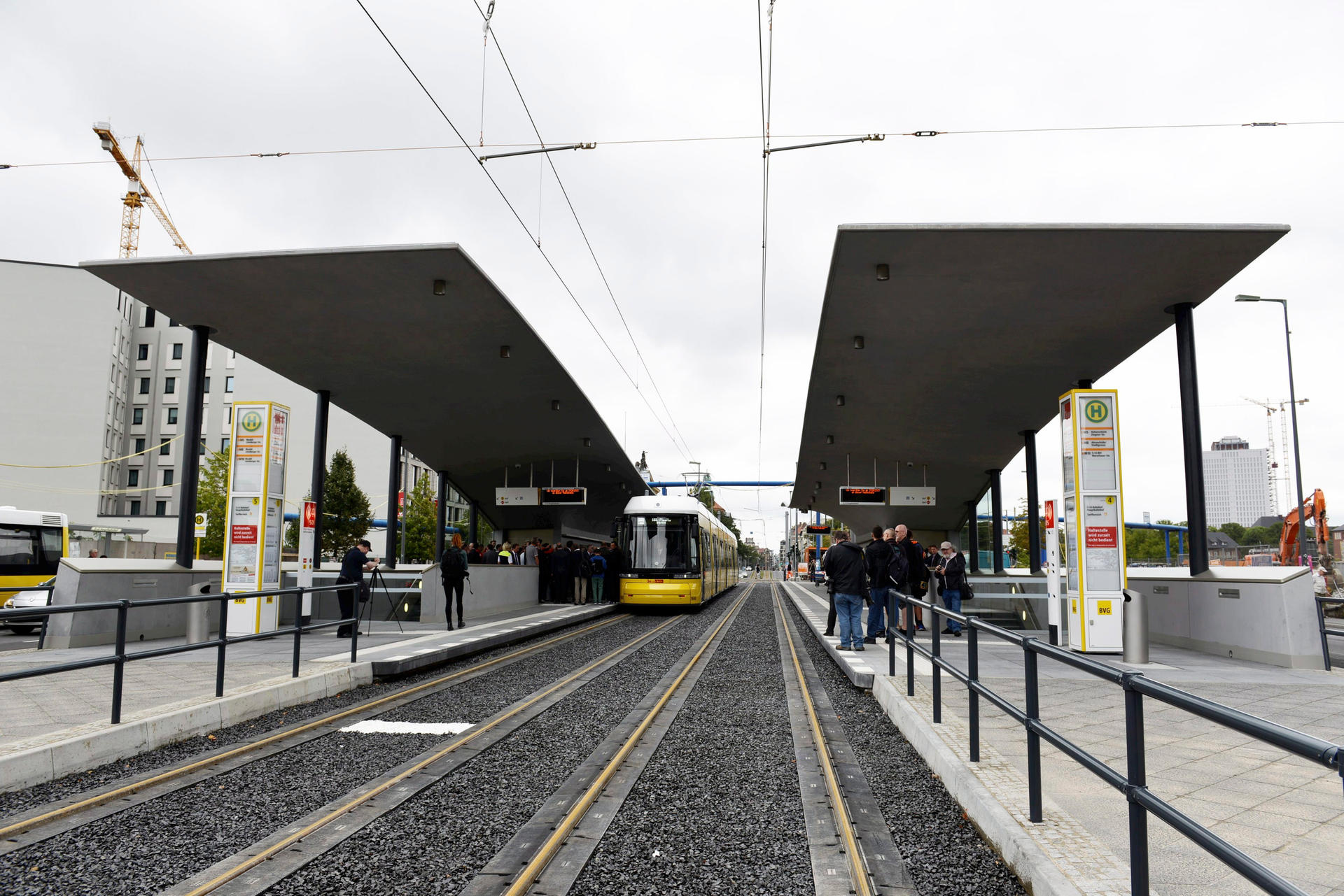 Die Haltestelle Hauptbahnhof mit ihrem futuristischen Dach bekam einen Architekturpreis.