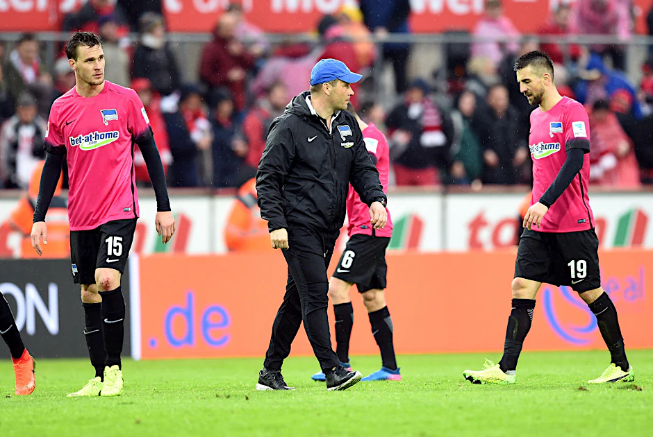 Trainer Pal Dardai zwischen SebastianLangkamp (l.) und Vedad Ibisevic.