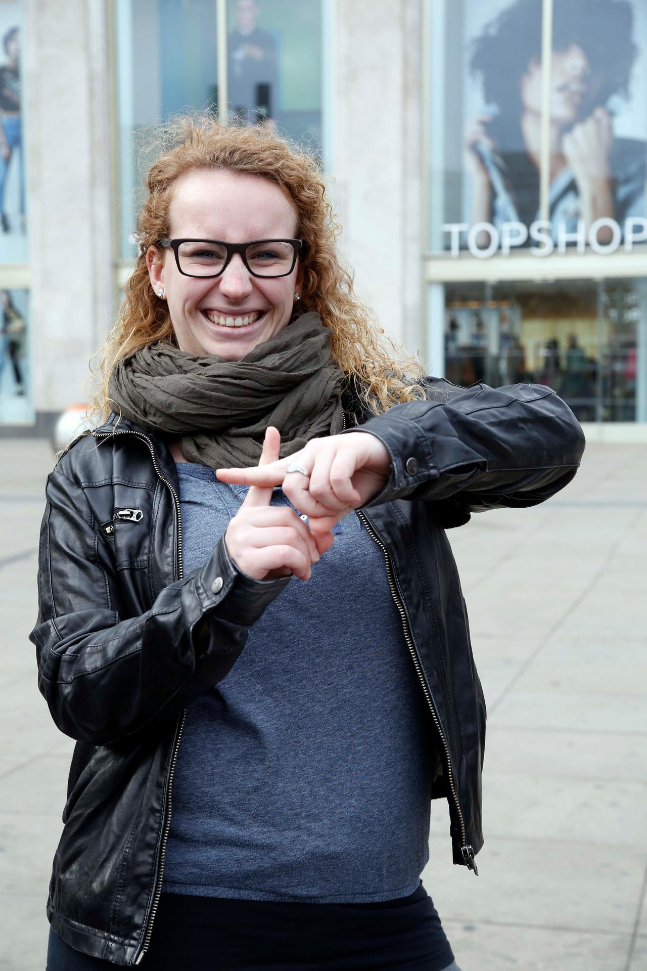 Für die Krankenschwester Julia Höfer (22) aus Mitte waren Flirt-Apps (bislang) ein Reinfall. „Die Typen haben mir optisch alle nicht gefallen.“ Sie hatte sich damals aus Neugierde angemeldet. „Meine Freundinnen hatten teilweise mehr Erfolg als ich. Mittlerweile habe ich die App wieder von meinem Handy gelöscht.“