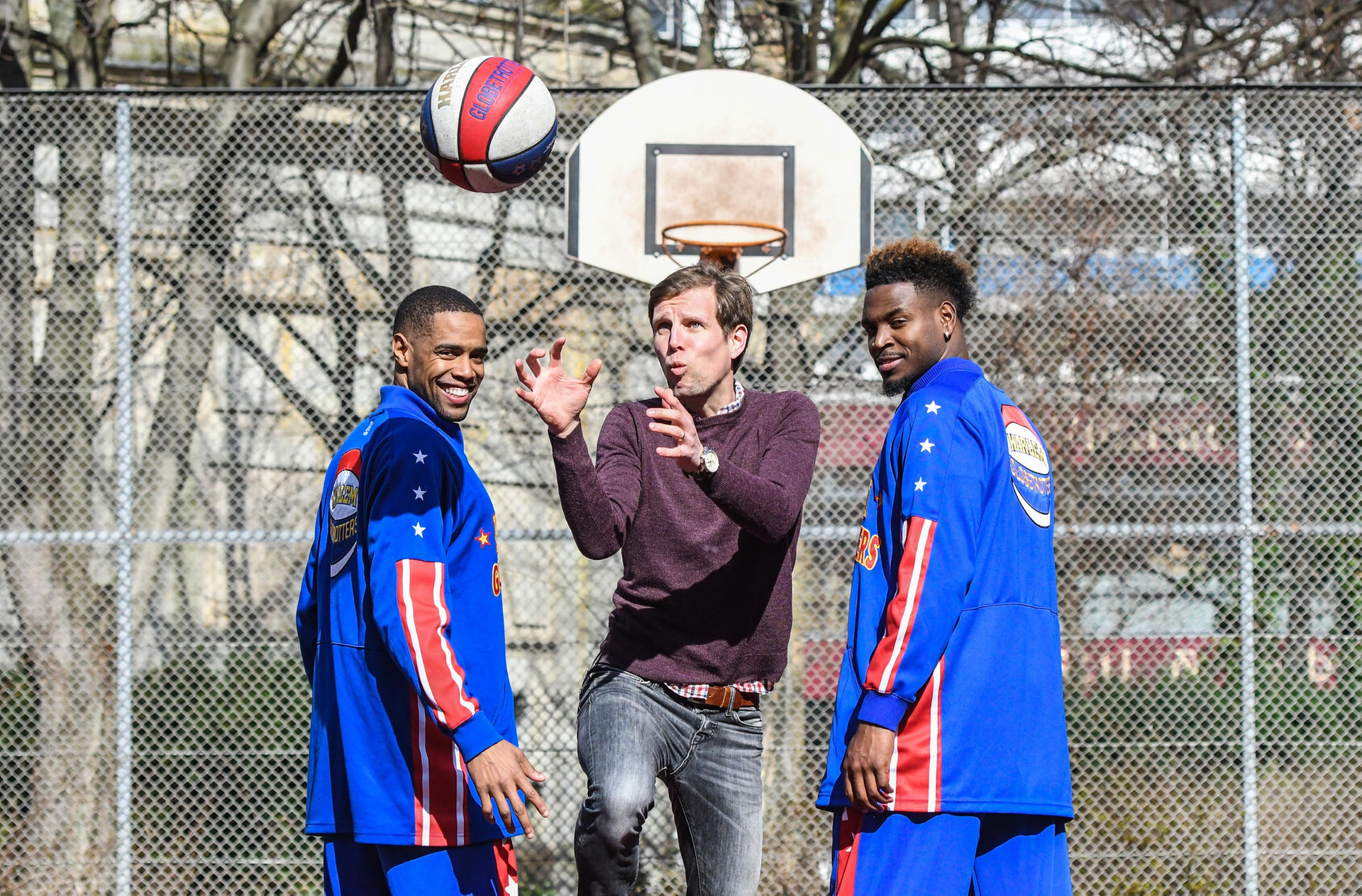 KURIER-Reporter Marcus Böttcher mit den Show- Basketballern Spider und Cheese.