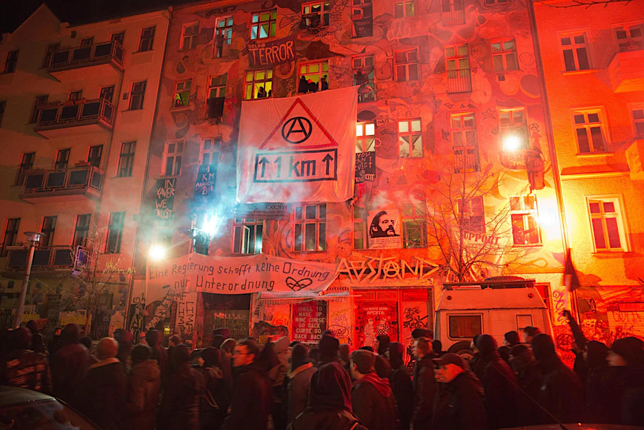 In Friedrichshain gibt es seit Jahren Ärger um ein ein besetztes Haus an der Rigaer Straße 94.