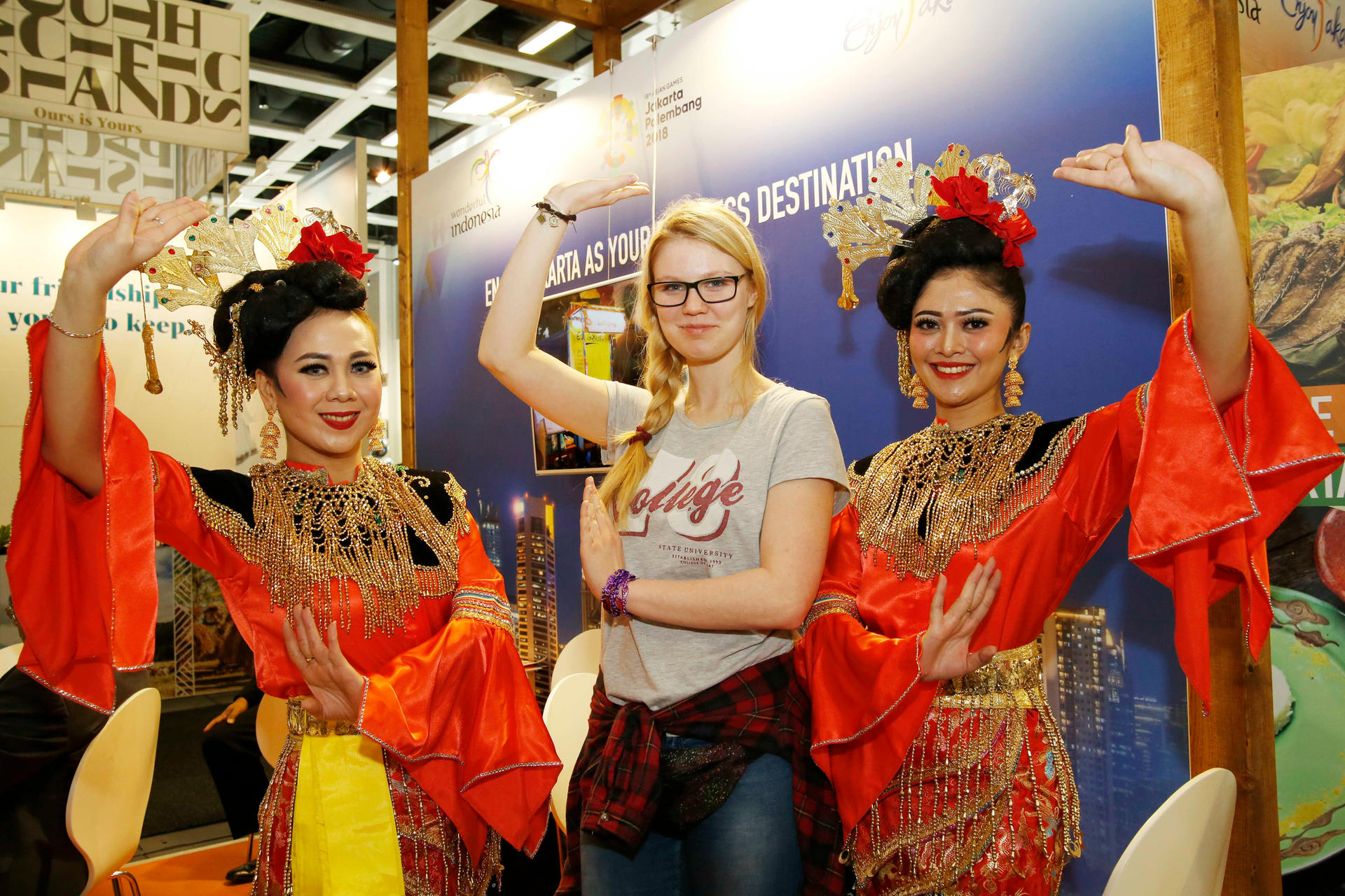 INDONESIEN: Natalia (16) ist eigens aus Breslau zur ITB in Berlin gereist, um sich aus erster Hand über Indonesien zu informieren. Aber China und Japan reizen sie auch.