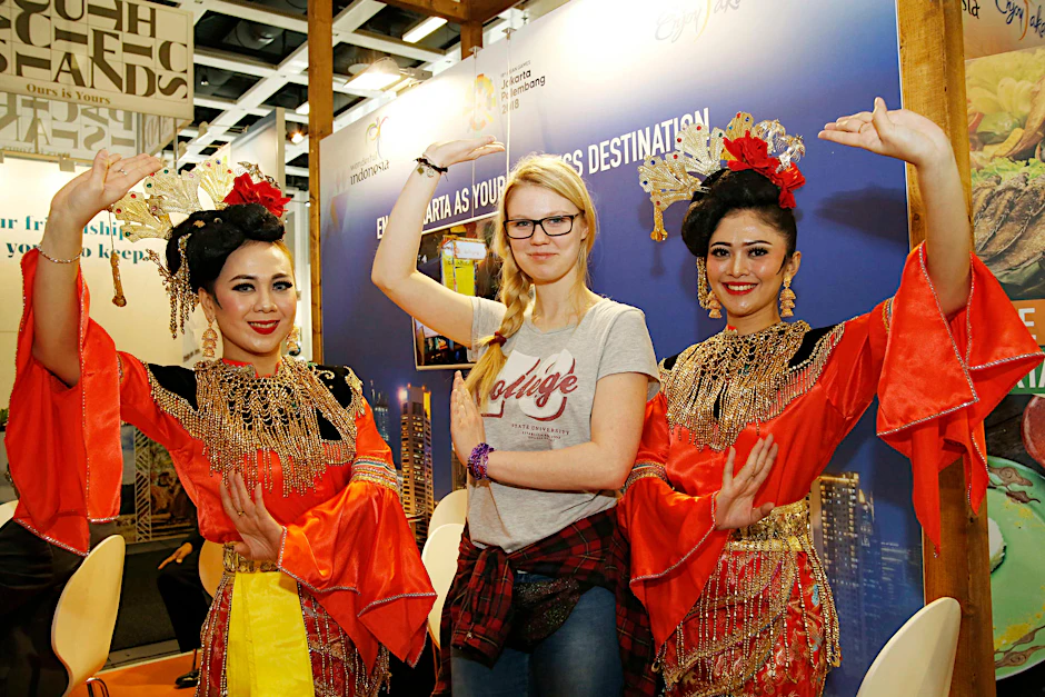 INDONESIEN: Natalia (16) ist eigens aus Breslau zur ITB in Berlin gereist, um sich aus erster Hand über Indonesien zu informieren. Aber China und Japan reizen sie auch.