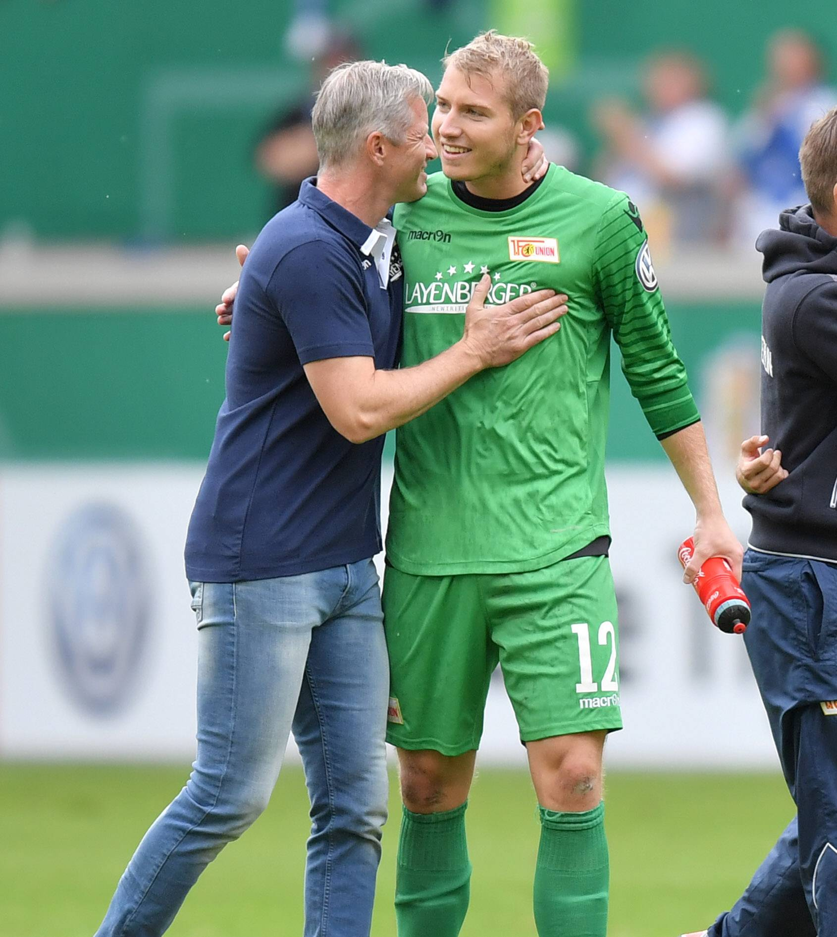Jens Keller freut sich mit Jakob Busk nach einem Sieg. 