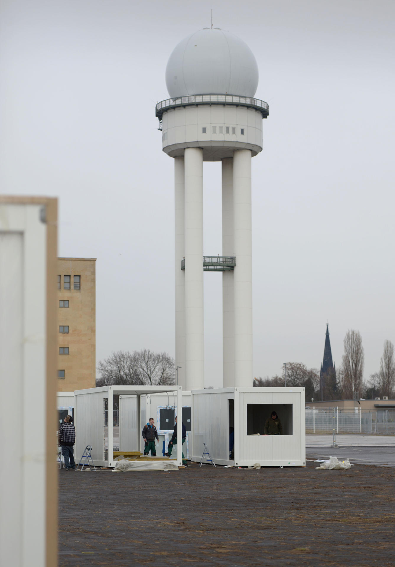 Mit Baggern werden die Container an ihren Platz transportiert. 