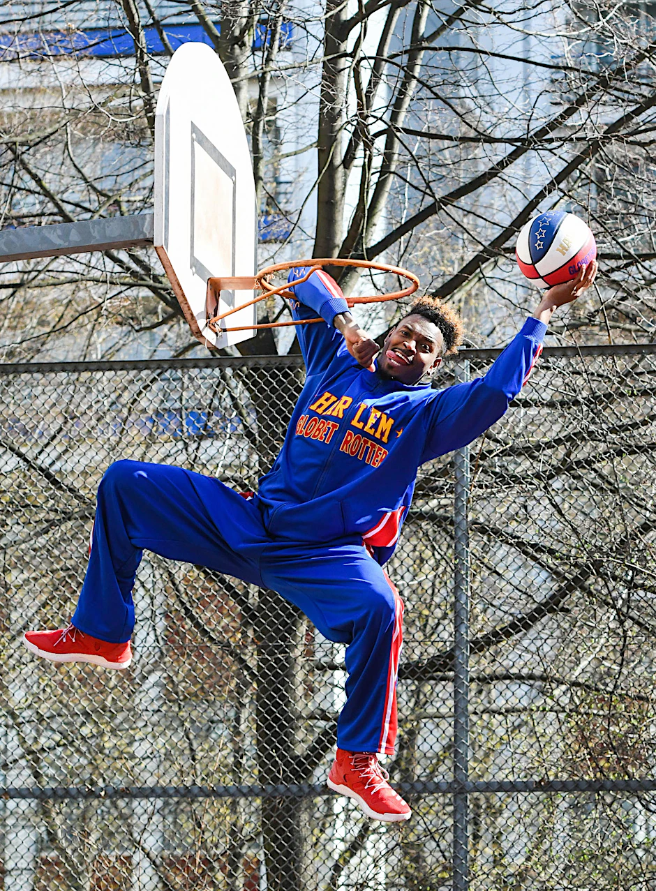 Globetrotter Spider Sharpless aus dem US-Bundesstaat North Carolina hängt am Berliner Korb.
