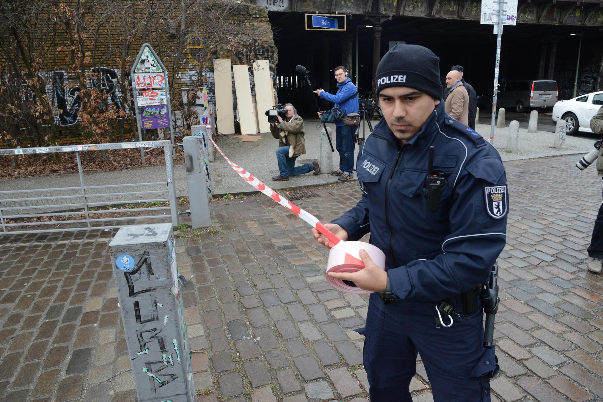 Der Ausgang des Mauerparks wird gesperrt,...