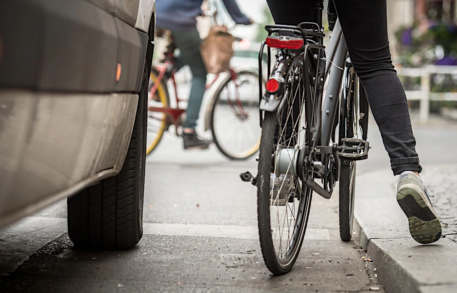 Biegt ein Auto falsch ab, kann das für Radfahrer tödlich enden.