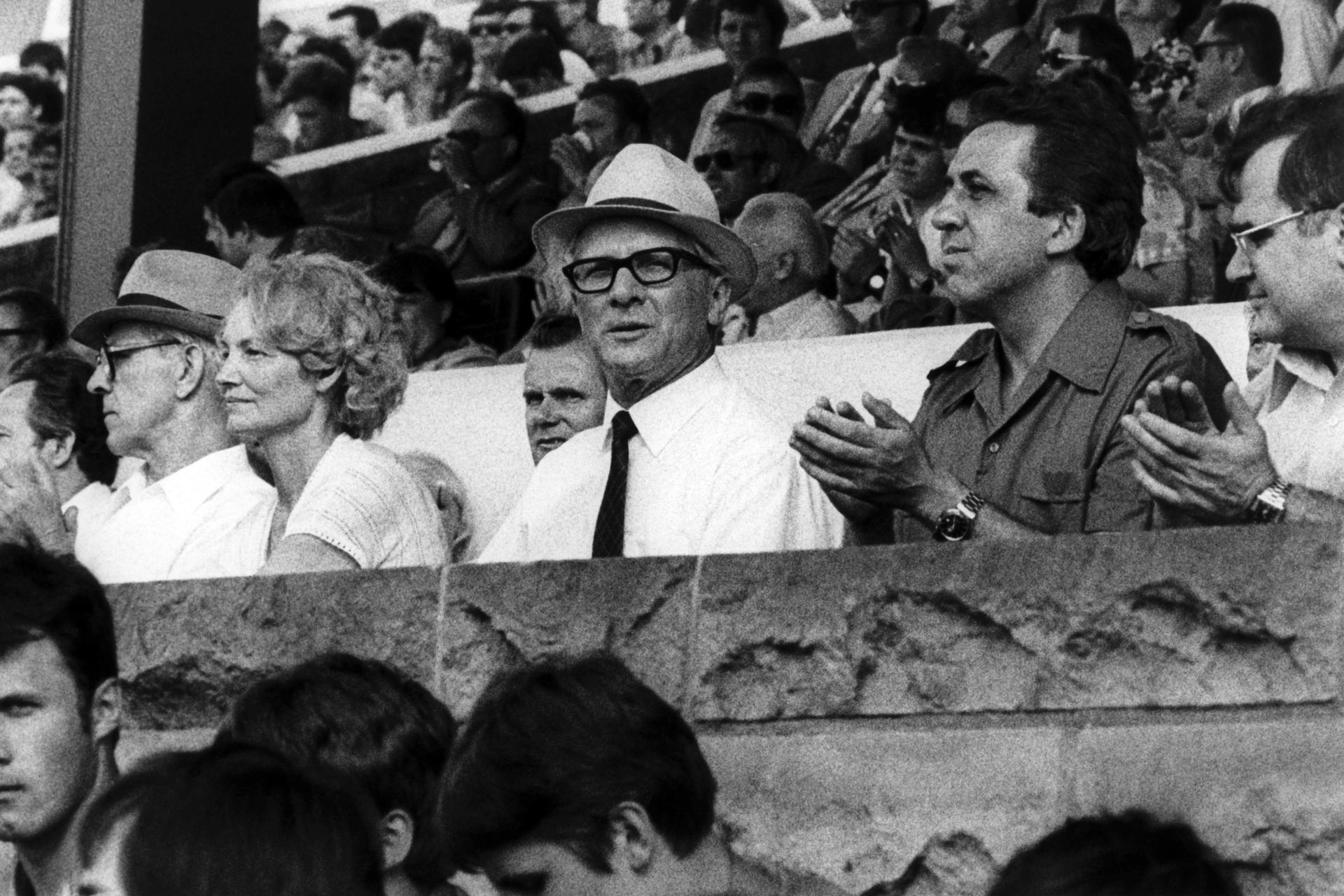 Auf der Ehrentribüne bei einer Musik- und Tanzschau 1979 sitzen Willi Stoph, Margot Honecker, Erich Honecker und Egon Krenz (v.l.n.r.)
