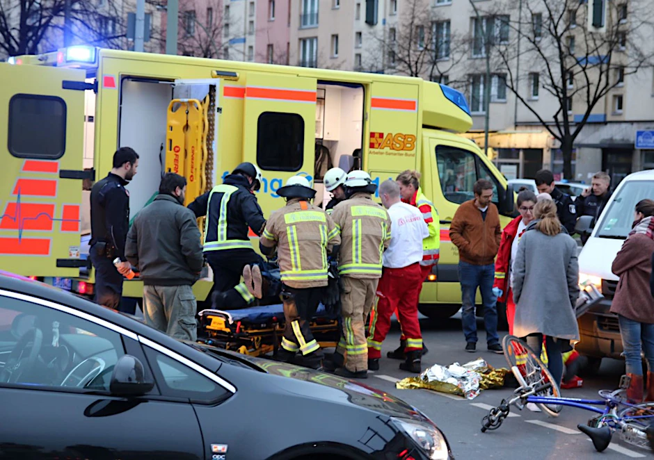 Der Radfahrer wurde vom Notarzt behandelt und ins Krankenhaus gebracht.